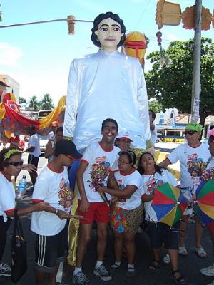 Foliões com PC e SD em frente ao boneco.