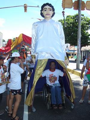Cadeirante demonstrando a acessibilidade do transporte do boneco.