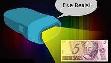 Desenho do aparelho lendo uma nota de 5 reais.