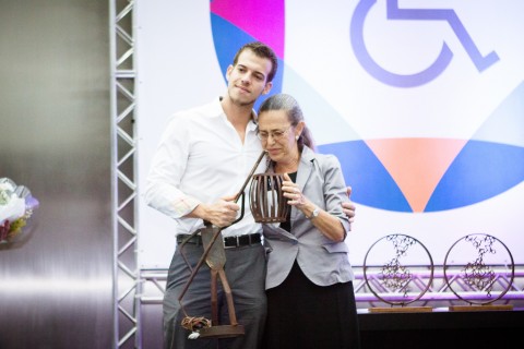 Sônia e Tadzo com o troféu nas mãos.