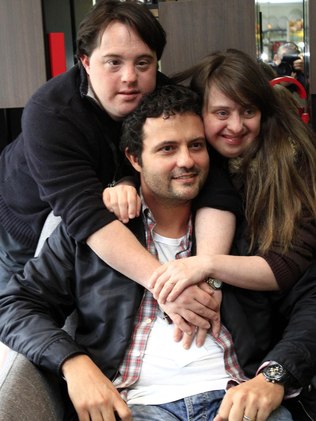 Os atores Ariel Goldenberg e Rita Pokk abraçam o diretor Marcelo Galvão em Gramado.