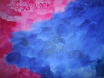 Tela com pintura abstrata em azul e rosa.