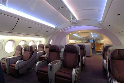 Poltronas, corredores e espaço interno do Boeing 787 Dreamliner.