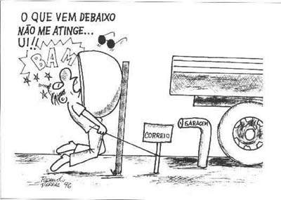 Um cego se atrapalhando com os obstáculos aéreos