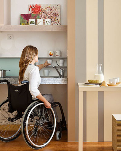 Foto de uma cozinha com espaço livre embaixo da pia e prateleiras em cima da bancada ao alcance das mãos.