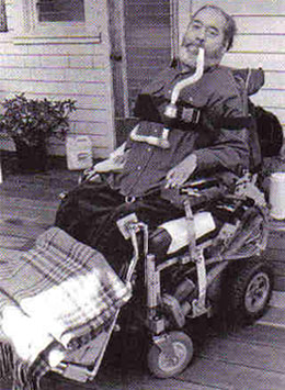 Foto de Ed Roberts em sua cadeira de rodas.