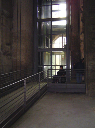 Foto do elevador transparente nas ruínas do Coliseu romano - Itália.