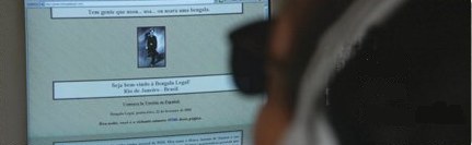 MAQ em frente ao computador. MAQ em frente ao computador.