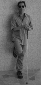 Foto de corpo inteiro, com a bengala e óculos escuros. Foto de corpo inteiro, com a bengala e óculos escuros.