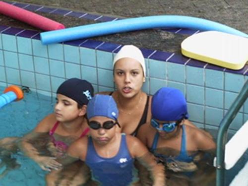 Crianças na aula de natação do Lar das Moças Cegas