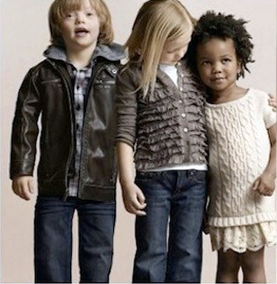 Foto de Noah e duas meninas: uma negra e outra loira. Foto de Noah e duas meninas: uma negra e outra loira.
