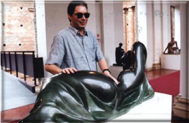 A foto mostra o visitante  cego tateando a escultura entitulada Guanabara de 1960, do artista Alfredo Ceschiatti.